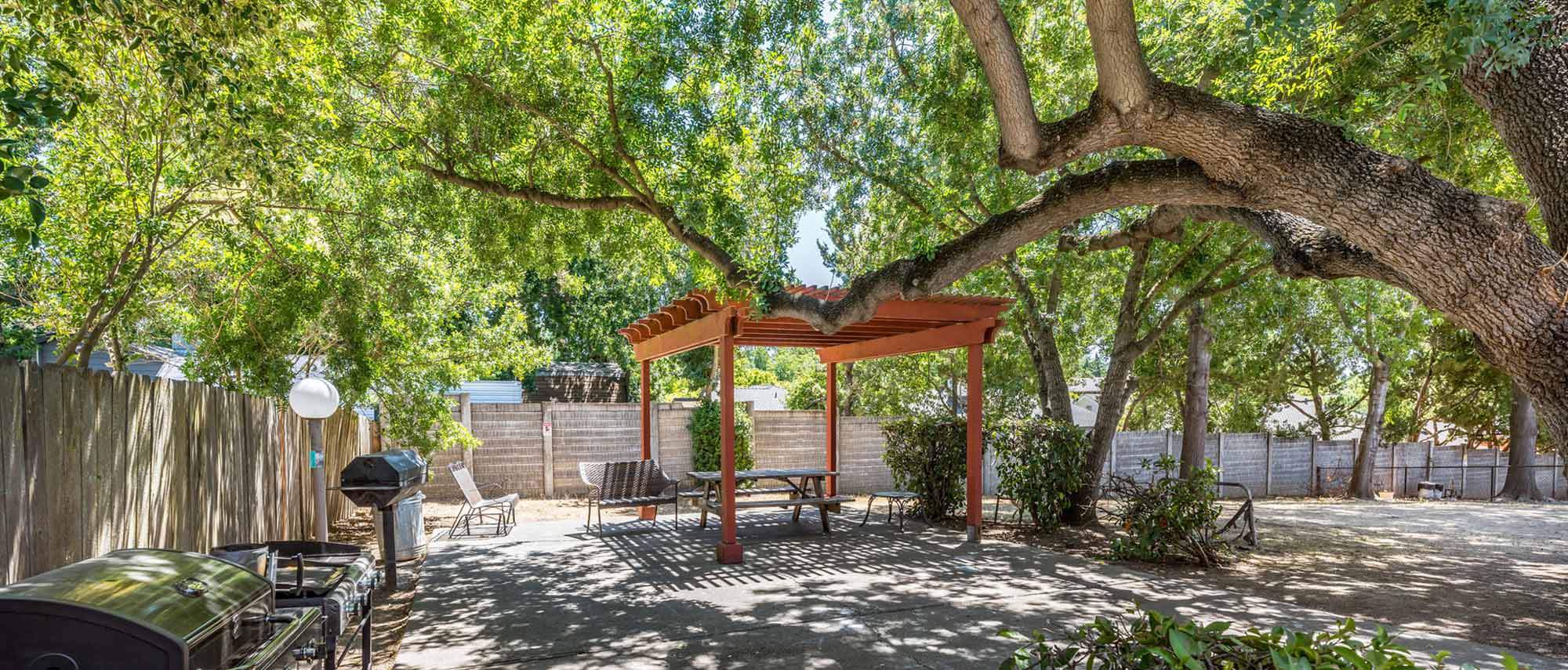 This image shows the Exterior of one of the River's Edge At Fair Oaks apartment units